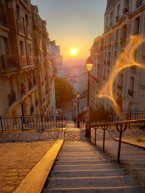 Tertre Montmartre, Paris, France Paris Sunset, Parisian Lifestyle, Paris Home, Montmartre Paris, Paris Aesthetic, Paris Photos, Nature Travel, Sunrise Sunset, Paris France