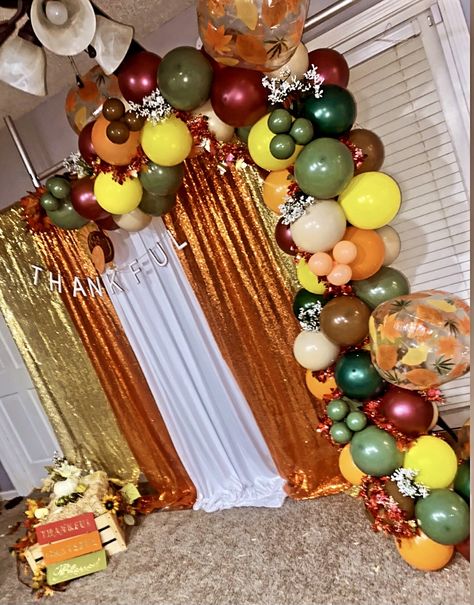 Thanks Giving Theme Party, Diy Fall Photo Booth, Middle School Fall Dance Decorations, Fall Party Decorations Indoor, Fall Balloon Photo Backdrop, Friends Giving Backdrop, Fall Festival Balloon Decor, Fall Dance Decorations, Friendsgiving Backdrop Ideas