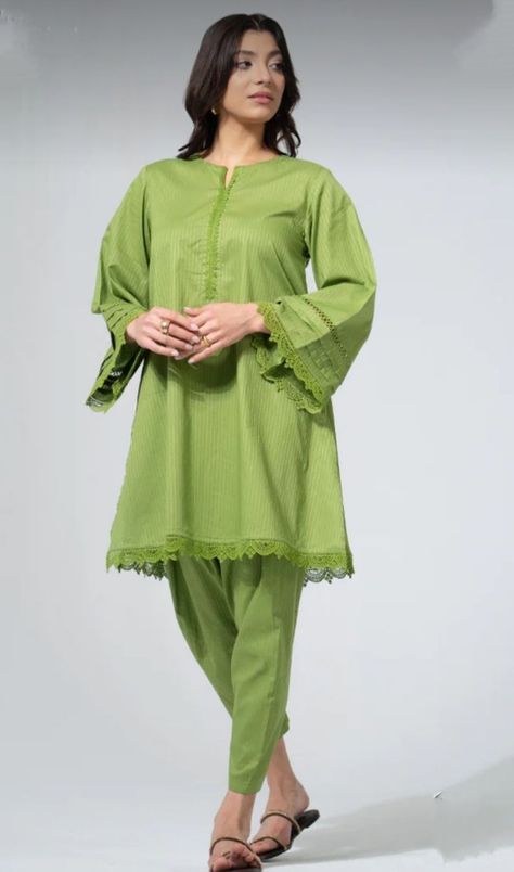 Stitched Clothes, Maxi Dress Styles, Stitching Styles, Shalwar Design, Cotton Suit Designs, Kurti Styles, Simple Dress Casual, Simple Frock Design, Silk Suits