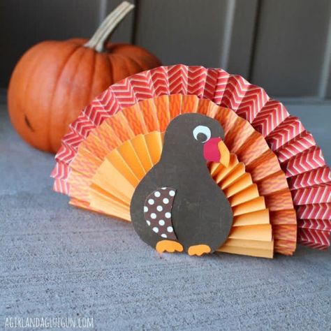 Turkey Table Decorations, Thanksgiving Centerpieces Kids, Kids Thanksgiving Crafts, Halloween Envelope, Envelope Craft, Diy Thanksgiving Centerpieces, Thanksgiving Centerpieces Diy, Turkey Table, Centerpiece Craft