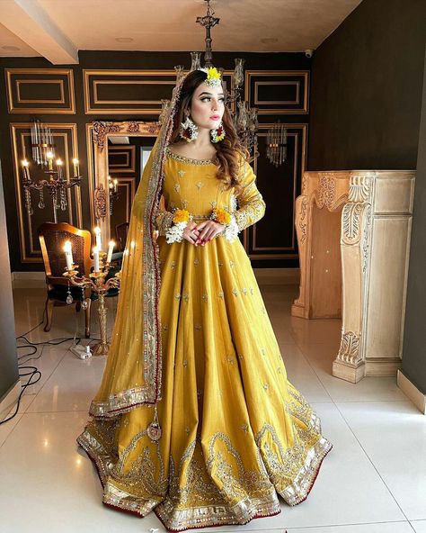 Pakistani Mayoon Dresses, Pakistani Haldi Look For Bride, Mehndi Looks Brides, Haldi Dress Designs For Bride, Pakistani Mayon Dresses, Mehndi Dress For Bride Pakistani Bridal, Mehandi Dress For Bride, Haldi Dress For Bride Pakistani, Bride Mehndi Dress