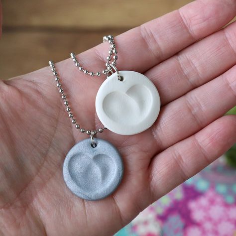 How to make a fingerprint necklace. Click through for easy directions. DIY Mother's Day gift idea. Thumbprint Pendant, Heart Necklace Diy, Thumbprint Necklace, Mothersday Gifts Diy, Bake Clay, Easy Mother's Day Crafts, Homemade Mothers Day Gifts, Grandmas Mothers Day Gifts, Fingerprint Necklace