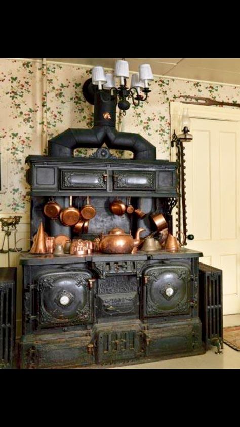 Victorian stove If you're interested in selling or buying a Victorian home Victorian plumbing fixtures or antiques anywhere in the country contact me www.victorianhomes4u.com www.victoriandepot.com Victorian Stove, Alter Herd, Antique Kitchen Stoves, Antique Wood Stove, Wood Stove Cooking, Old Stove, Wood Stove Fireplace, Antique Stove, Vintage Stoves