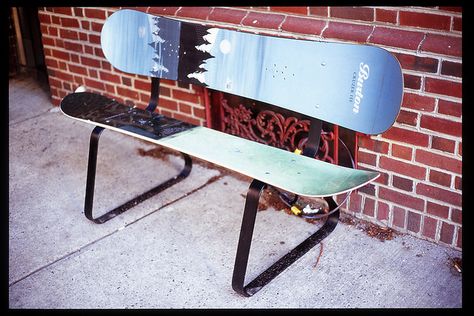 old wakeboards too?? (:  Good use for old boards...totally cool in a snowboards room. Snowboard Bench, Decoration Surf, Upcycle Furniture, Surf Decor, Deco Originale, Furniture Hacks, Diy Chair, Snowboards, Wakeboarding