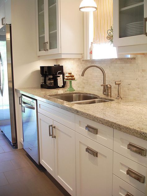 I like this with a dark wood floor but white cabinets can get super messy with kids and pets White Galley Kitchen, Galley Kitchen Renovation, Kashmir White Granite, Kitchen With White Cabinets, Trendy Kitchen Backsplash, White Granite Countertops, Shaker Style Cabinets, Galley Kitchens, Kitchen Backsplash Designs