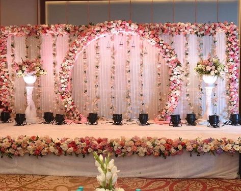 Decoration Stage Wedding, Stage Decorations For Saree Functions, Wedding Back Stage Decoration, Reception Stage Decorations Indian, Engagement Stage Decoration Backdrops Simple, Reception Flower Decoration, Simple Indian Wedding Decor, Marriage Stage Decoration Indian, Back Stage Decoration