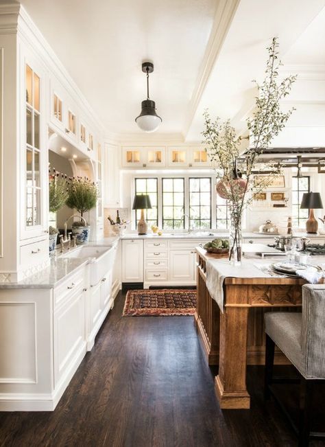 Paint Colors Perfect for Your Kitchen Dapur Rustic, French Kitchen Decor, Interior Design Minimalist, Farmhouse Kitchen Design, Rustic Farmhouse Kitchen, Classic Kitchen, French Country Kitchen, Modern Farmhouse Kitchens, Large Kitchen