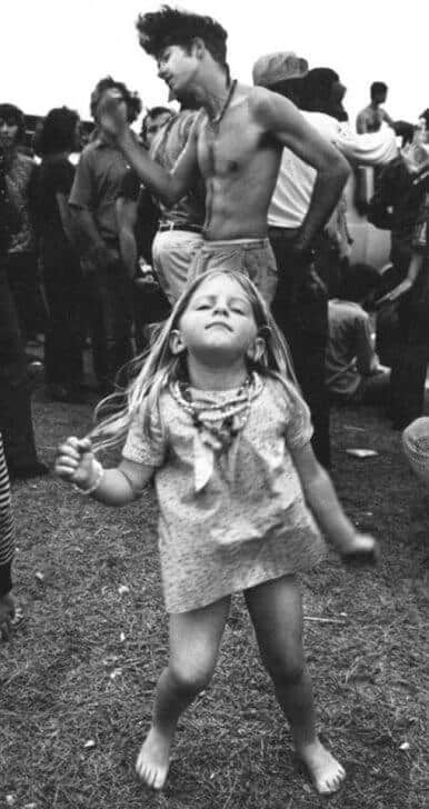 A woodstock child dancing barefoot. mindpause Music Festival Aesthetic, 1969 Woodstock, Woodstock Photos, Woodstock Music, Festival Aesthetic, Woodstock 1969, Woodstock Festival, Splendour In The Grass, Hippie Life