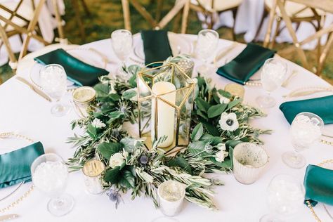 gold green wedding decor | Hunter Green Wedding Details | Bramble Tree Estate Wedding | Emma Anne Photography | Orlando Wedding Planner - Plan It Events | www.planitcfl.com/blog Hunter Green Bridesmaid Dress, Emerald Wedding Colors, Hunter Green Wedding, Green Wedding Decorations, Beach Wedding Decorations Reception, Green Themed Wedding, Emerald Green Weddings, Green Wedding Colors, Gold Wedding Decorations