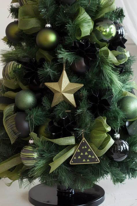 21 Chic Black Christmas Tree Decoration Ideas for a Bold Holiday Look – Home Deco Masculine Christmas Tree, Purple Christmas Tree Decorations, Black Christmas Tree Decorations, Pink Christmas Tree Decorations, Christmas Tree Decoration Ideas, Creative Pumpkin Decorating, Tree Decoration Ideas, White Christmas Tree Decorations, Black Christmas Tree