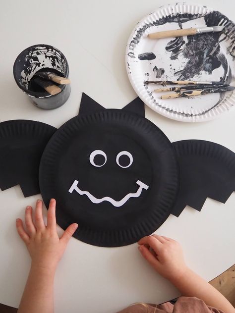 Paper Plate Halloween Crafts, Paper Plate Spider, Crafts For Kids Halloween, Paper Plate Halloween, Plate Crafts For Kids, Class Mom, Weekly Themes, Dekorasi Halloween, Bricolage Halloween