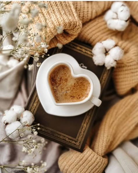 Coffee Photos, Chocolate Caliente, Coffee Photography, Coffee Aesthetic, Aesthetic Coffee, Good Morning Coffee, Coffee And Books, Latte Art, A Cup Of Coffee