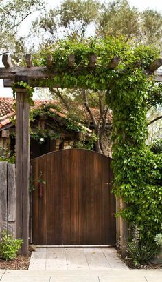 Front Door Landscaping, Garden Gate Design, Boxwood Garden, Stone Wall Design, Garden Cafe, Outdoor Gardens Design, Garden Gate, Deck Garden, Garden Doors