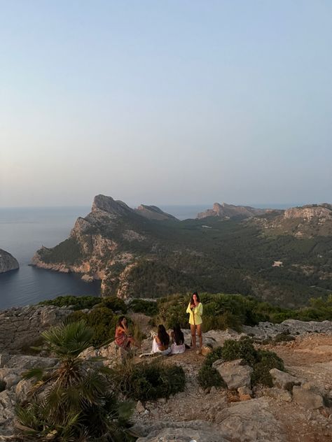 Summer aesthetics #aesthetic #friends #summer #mallorca #spain #sunset #vibes #instagram #2022 Summer Story Ideas, Spain Summer Aesthetic, Mica Core, Mallorca Spain Aesthetic, April Vibes, Roadtrip Vibes, Mallorca Aesthetic, Mallorca Summer, Travel Manifestation