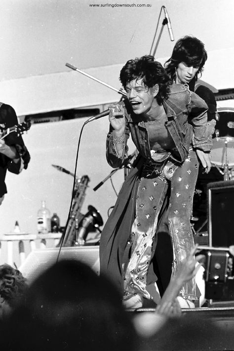 1973 The Rolling Stones – Perth concert images by Ric Chan – Surfing Down South Concert Images, Keith Richards Guitars, Rolling Stones Music, Surfing Magazine, Surf Photos, Rolling Stones Concert, King Pic, Rolling Stones Band, Moves Like Jagger