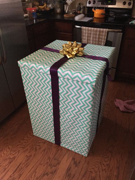 Big Birthday Present Ideas, Huge Gift Box, Big Box Wrapping Ideas, Birthday Present Diy, Big Cardboard Boxes, Vi Keeland, Girlfriends Birthday, Big Gift Boxes, Huge Gifts