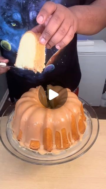 Twix Pound Cake, Carmel Cake Recipe, Pound Cake Recipes Moist, Caramel Pound Cake Recipe, Caramel Bundt Cake, Cake Reels, Ice Cream Caramel, Caramel Pound Cake, Carmel Cake