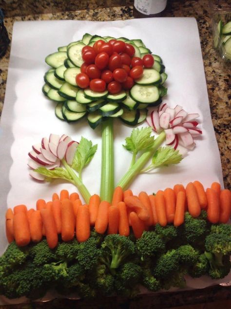 Sunshine Veggie Tray, Flower Veggie Tray, Veggie Arrangements, Veggie Tray Ideas, Fruit Creations, Fruit Platter Designs, Flower Fruit, Vegetable Tray, Party Food Buffet