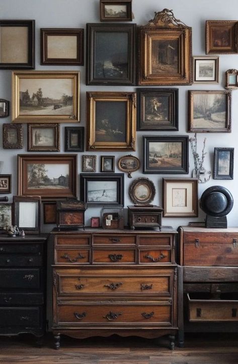 Antique Frames On Wall Ideas, Room Photo Wall Aesthetic, Antique Frame Wall, Old Photo Wall, How To Make A Gallery Wall, Vintage Picture Frames On The Wall, Maximalism Gallery Wall, Photo Wall Vintage, Vintage Wall Design