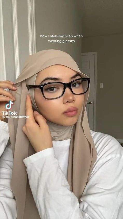 Classic Outfit For Hijab, Easy Hijab Style With Glasses, Hijab Styles For Glasses, Hijab Colour Combination, Hijab Styles For Chubby Face, Hijab Style For Glasses, Hijab Tutorial For Oval Face, Hijab Trends Fashion Ideas, Hijab Clothing Style