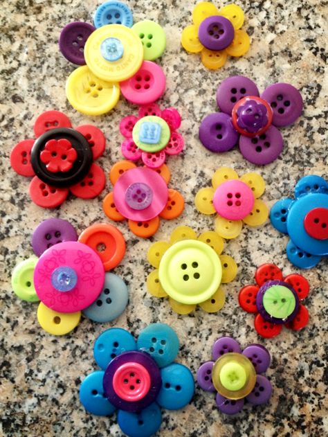 Button flower magnets http://shiftmama.typepad.com/blog/2013/05/girl-guide-branches-craft.html Hat Crafts Girl Guides, Girl Guide Swaps, Flowers Guide, Magnetic Boards, Girl Scout Swap, Girl Guide, Girl Scout Crafts, Flower Magnets, Button Magnets