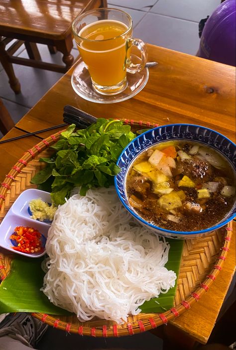 Must Try Food Dish in Vietnam! 🇻🇳 Bún chả is grilled pork and dry noodle dish thought to have originated in Hà Nội. You will find it all over the capital. 📌 #streetfood #streetfoodbangkok #streetfoodthailand #explorepage #livecooking #foodstagram #food #noodles #thaifood #thai #vietnam #vietnamesefood #springrolls Bun Cha Ha Noi Recipe, Vietnamese Food Aestathic, Hanoi Street Food, Ha Noi Vietnam, Hanoi Food, Vietnam Aesthetic, Vietnam Restaurant, Street Food Thailand, Must Try Food