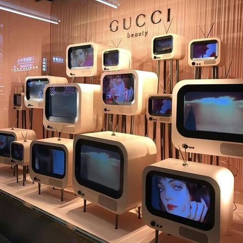 Exhibit Design Inspiration, Experiential Marketing Events, Pr Kit, Kowloon Hong Kong, Gucci Beauty, Visual Merchandising Displays, Publicidad Creativa, Artist Photo, Experiential Marketing