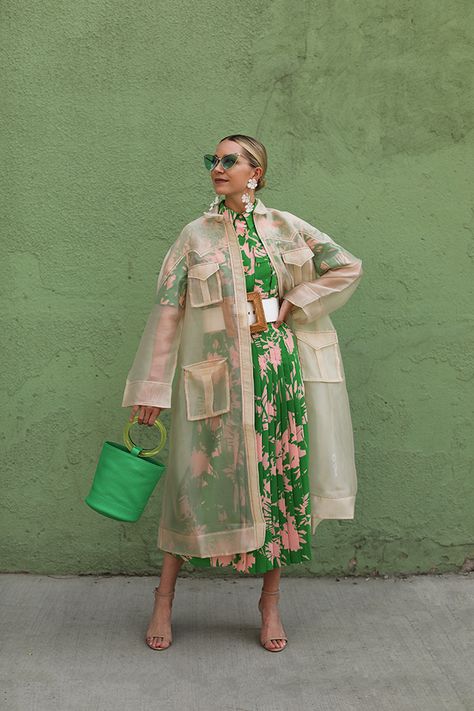 Spring layers // Blair Eadie wearing a transparent trench by Ganni, green bucket bag by Simon Miller, and green top and skirt by Topshop // Click through for more spring outfit ideas and how to wear green looks on Atlantic-Pacific Gaun Tulle, Hooded Knit Cardigan, Nashville Outfit, Blair Eadie, Spring Layers, Atlantic Pacific, Model Street Style, Simon Miller, Design Clothes