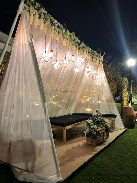 Photo By Just Rajanish Fusion Flowers - Decorators Ceremony Arch Alternative, Stage Decorations Event Backdrops, Teepee Wedding Ideas, Event Backdrop Ideas, Basic Wedding, Wedding Stage Backdrop, Deco Champetre, Tent Set Up, Diy Wedding Backdrop