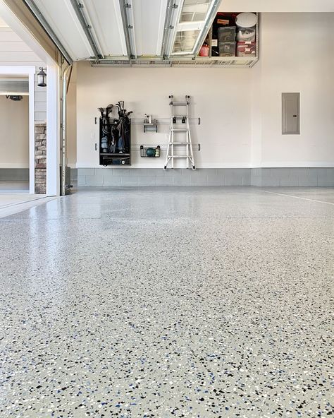 Best Garage Floor Epoxy, Garage Floors Diy, Garage Floor Finishes, Epoxy Garage Floor Coating, Epoxy Garage Floor, Garage Epoxy, Garage Paint, Garage Boden, Garage Storage Inspiration