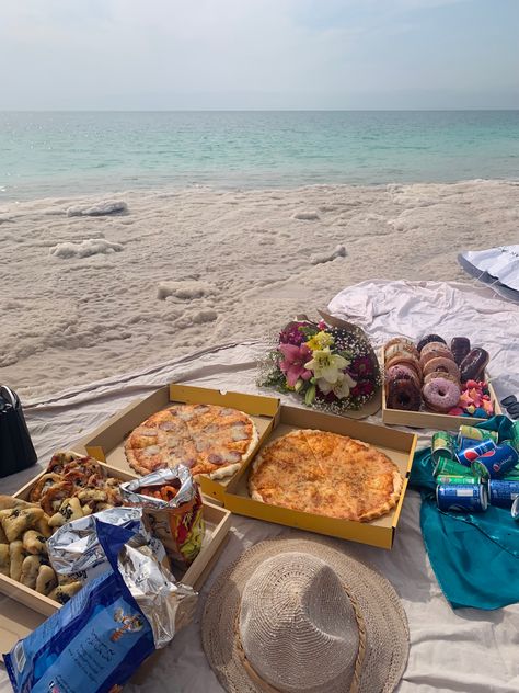 #picnic #sea #beach #donuts #pizza Beach Picnic Food Ideas Friends, Picnic By The Sea, Summer Picnic Beach, Picnic Food Ideas Beach, Coastal Birthday Party Decorations, Beach Picnic Aesthetic Food, Birthday Ideas At The Beach, Beach Pizza Picnic, Beach Bbq Ideas