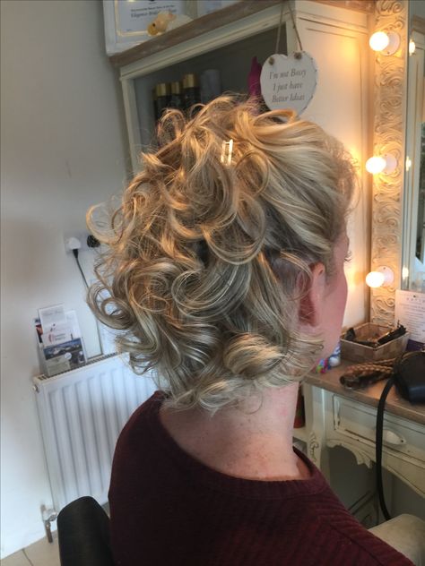 Simple Updos For Short Layered Hair, Wedding Updos For Medium Hair Mother Of The Bride, Bridal Short Curly Hairstyles, Mom Of The Bride Hair, Mother Of The Bride Hair Short, Groom Hair Styles, Mother Of The Bride Hairdos, Mother Of The Groom Hairstyles, Wedding Hairstyles For Medium Hair