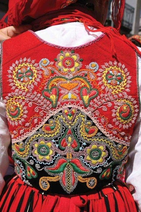 Portuguese Traditional Clothing, Traditional Portuguese Clothing, Portuguese Folk Art, Portuguese Clothes, Portuguese Folklore, Portugal Culture, Portuguese Embroidery, Portuguese Clothing, Portuguese Art