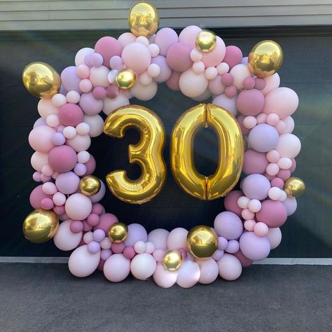 Balloon Circles, Birthday Lights Decoration, Birthday Balloon Backdrop, Backdrop Setup, Simple Balloon Decoration, Balloon Ring, 30th Birthday Balloons, Baby Shower Balloon Arch, Birthday Lights