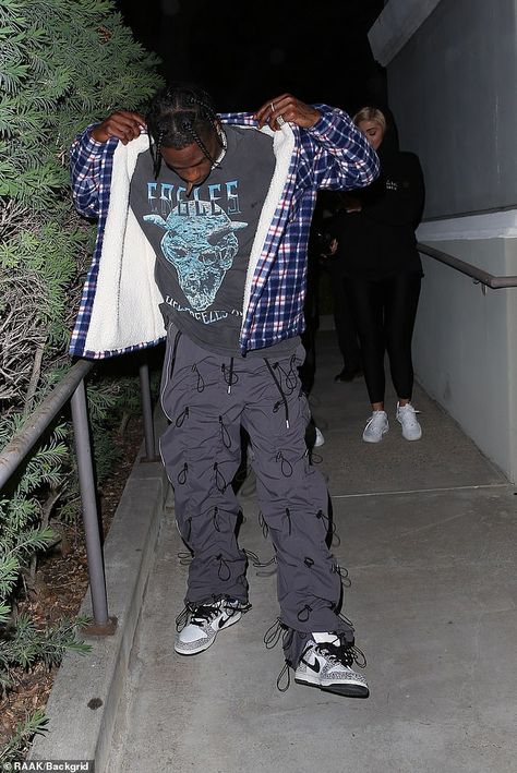 Drake Fashion, Travis Scott Outfits, Travis Scott Fashion, Loose Sweatpants, Casual Pants Men, Inspo Fits, Rapper Outfits, Black Men Street Fashion, Dope Outfits For Guys