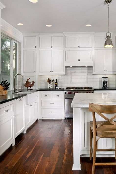 Kitchen With White Cabinets, Best Flooring For Kitchen, Light Grey Kitchens, White Kitchen Backsplash, Dark Countertops, Kitchen New York, Instagram Kitchen, Black Countertops, Kabinet Dapur