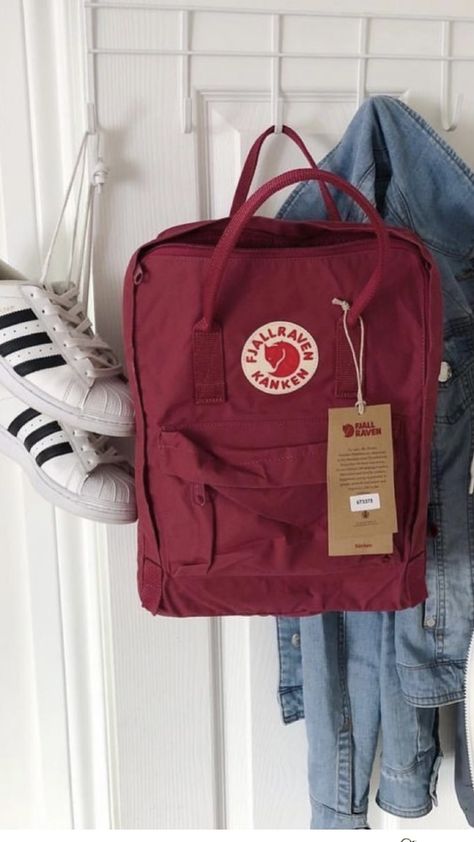 Red Backpack Aesthetic, Work Bag Essentials, Mochila Fjallraven Kanken, Messanger Bag, Fjällräven Kånken, Aesthetic Backpack, Inside My Bag, Aesthetic Bags, Red Backpack