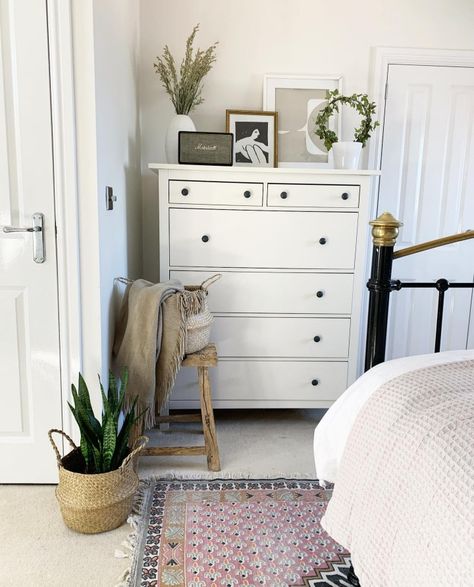 Tall Chest Of Drawers Decor, Dresser Decor Bedroom Modern, Tall Dresser Decor Bedroom, Ikea Remodel, Tall Dresser Decor, Modern Bedroom Dresser, Dresser Top Decor, Bedroom Dresser Styling, Chest Of Drawers Decor