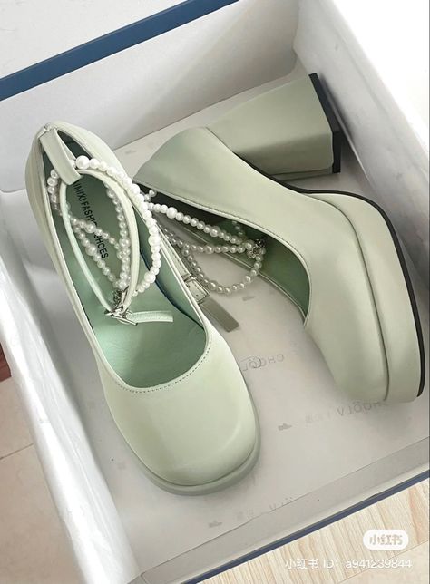 Green Shoes Heels, Quinceanera Shoes, Korean Shoes, Pretty Heels, Fashion Shoes Heels, Cute Shoes Heels, Shoes Outfit Fashion, Green Heels, Stunning Shoes