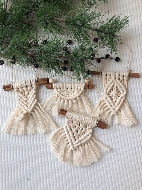 Have a boho Christmas ✨🌲 Macrame Angel Pattern Free, Macrame Ornaments Tutorial, Macrame Art Ornaments, 4mm Macrame Projects, Christmas Ornament Macrame, Macrame Stick, Mini Macrame Hanging, Small Macrame Ornaments, Bee Macrame