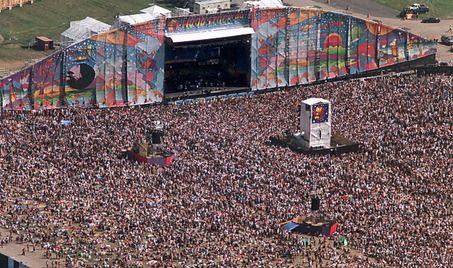 woodstock 1999- what I wouldnt give to be there......We are in this crowd Sarah...crazy. DevynPS Woodstock 1999, Woodstock 1994, Woodstock Pictures, Woodstock 99, Woodstock '99, Woodstock Music, Woodstock 1969, Woodstock Festival, Joan Baez