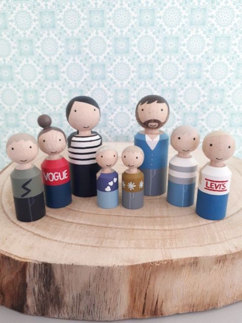 Peg doll family. Houten kegelpoppetjes gezin. Gemaakt door Poppenhuisenmeer. #kidswoodcrafts Peg Dolls Family, Family Peg Dolls, Peg Family, Plants Table, Peg Doll Family, Wood Peg Dolls, Diy Bebe, Peg People, Clothespin Dolls