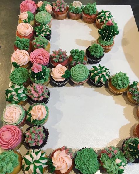 Succulent pull apart cake for the plant lovers everywhere. Birthday Cake For Plant Lover, Succulent Birthday Party Decorations, Plant Cupcakes Ideas, Succulent Birthday Party Ideas, Stormis Birthday, Plant Birthday Cakes, Plant Cake Ideas, Plant Lover Cake, Plant Themed Birthday Party