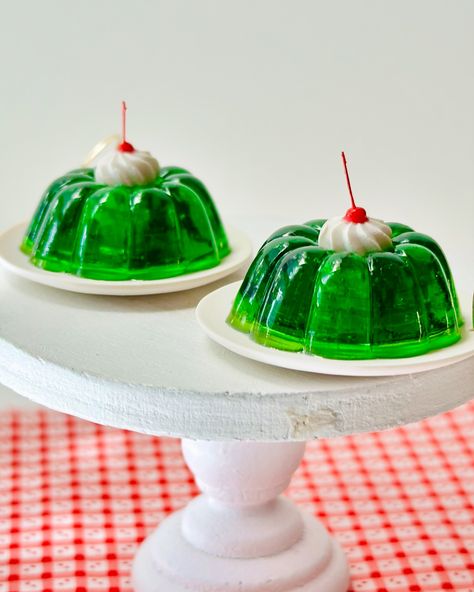 Green Jello Cake, Jello Packaging, Jello Mold Recipes Vintage, Jello Aesthetic, Christmas Jello Mold, 70s Dinner Party, Real Whipped Cream, Vintage Desserts, Jello Mold Recipes