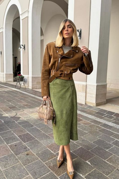 We love seeing the spring outfits you put together with our latest Sézane collections! @elenagiadaa looks fabulous in the Sézane Eloane Skirt. Green is the color of spring! We love the pairing of green and brown this season, giving us a bold yet sophisticated statement look. Green Skirt Fall, Green Leather Jacket Outfit, Suede Skirt Outfit, Green Skirt Outfits, Suede Jacket Outfit, Style Kendall Jenner, Khakis Outfit, Olive Clothing, Skirt Outfits Fall