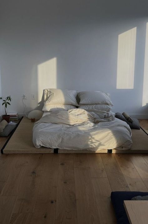 Mattress On The Floor Aesthetic, Mattress On Floor Aesthetic, Bed On Floor Ideas Aesthetic, Bed On Floor Ideas, Mattress On Floor Ideas, Bed On Floor, Beds On Floor Ideas, Aesthetic Advice, Mens Bedroom Decor