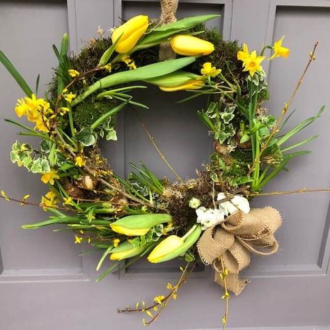 Spring Wreaths 2023, Easter Floral Arrangements, Bulb Wreath, Flower Stall, Wreath Workshop, Flower Workshop, Easter Floral Arrangement, Easter Door Wreaths, Floristry Design