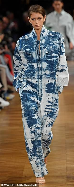 Shibori Fashion, Tie Dye Fashion, Tie Dye Denim, Embellished Jacket, Women Fashion Edgy, Boiler Suit, Kaia Gerber, Tie Styles, Textiles Fashion