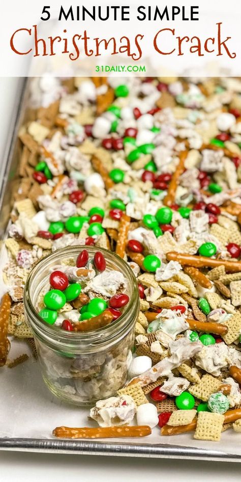 Christmas Snack Mix, Xmas Treats, Chex Mix Recipes, Easy Christmas Treats, Christmas Food Gifts, Candy Recipes Homemade, Snack Mix Recipes, Christmas Candy Recipes, Holiday Snacks