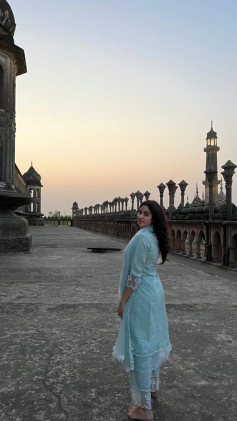 Indian Wear Instagram Story, India Aesthetic, Alia Bhatt Photoshoot, Travel Pose, Vacation Outfits Women, Bff Poses, Temple Photography, Blue Kurta, Janhvi Kapoor